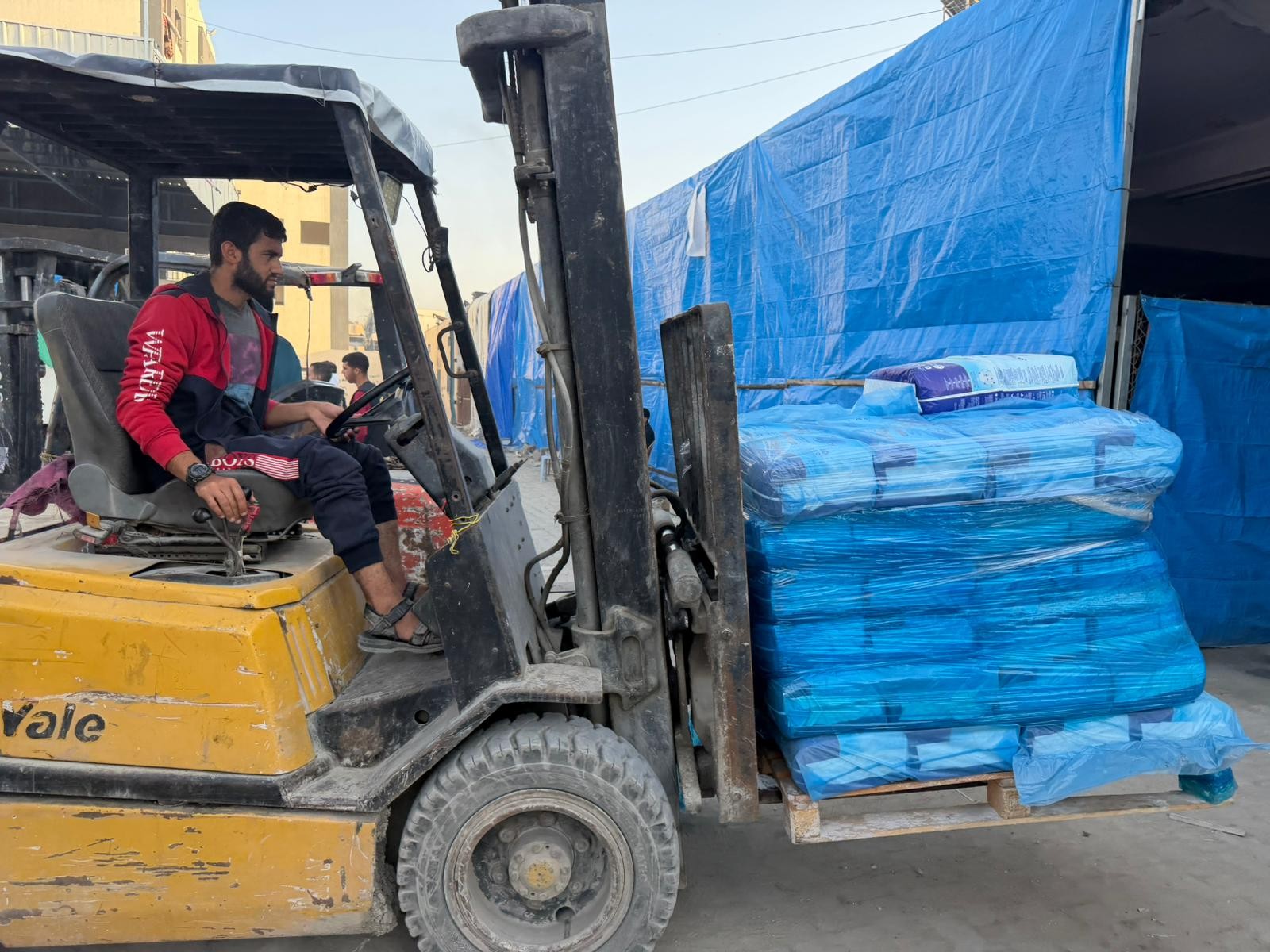 بالصور: اللجنة المصرية تضاعف عملها في غزة لتلبية احتياجات المواطنين