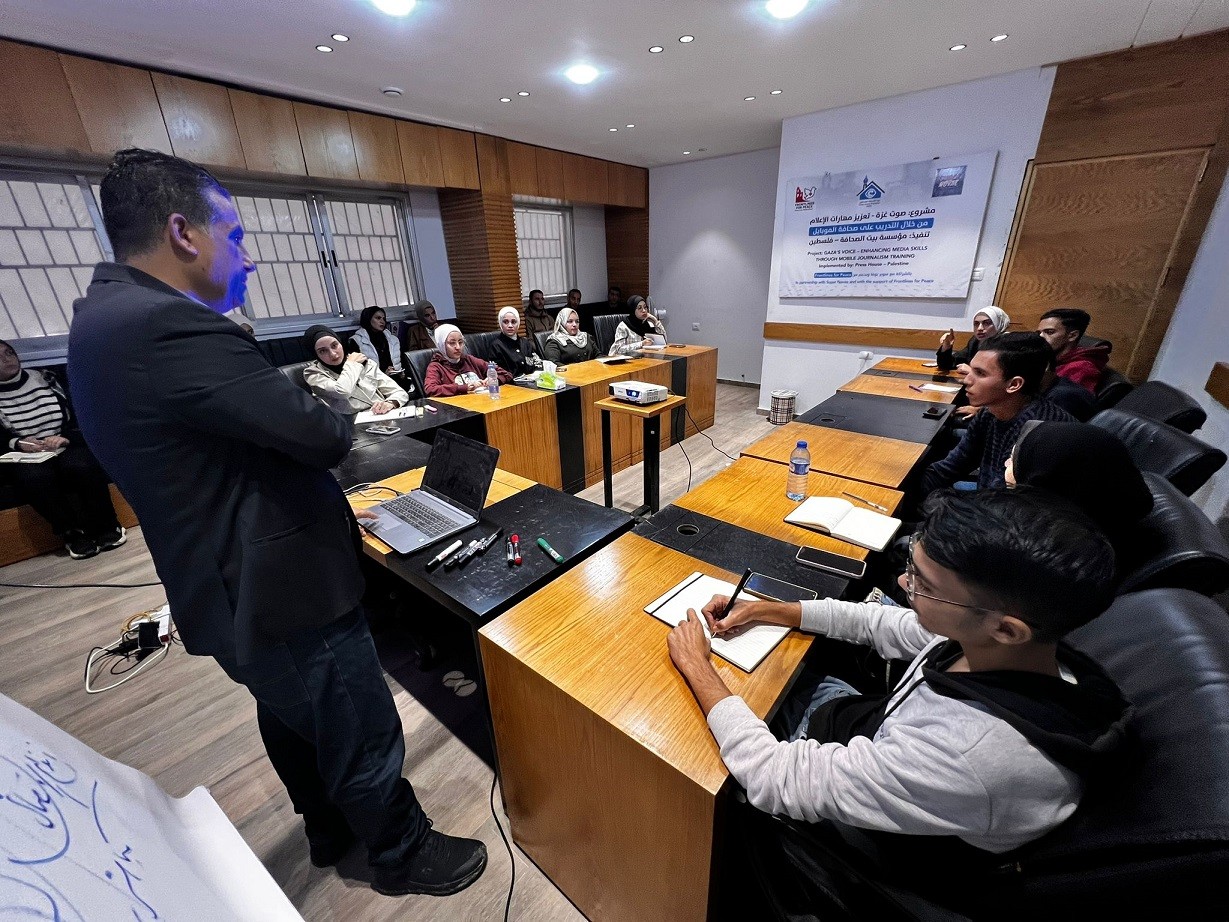 بالصور: بيت الصحافة وسوبر نوفا يفتتحان برنامج صوت غزة