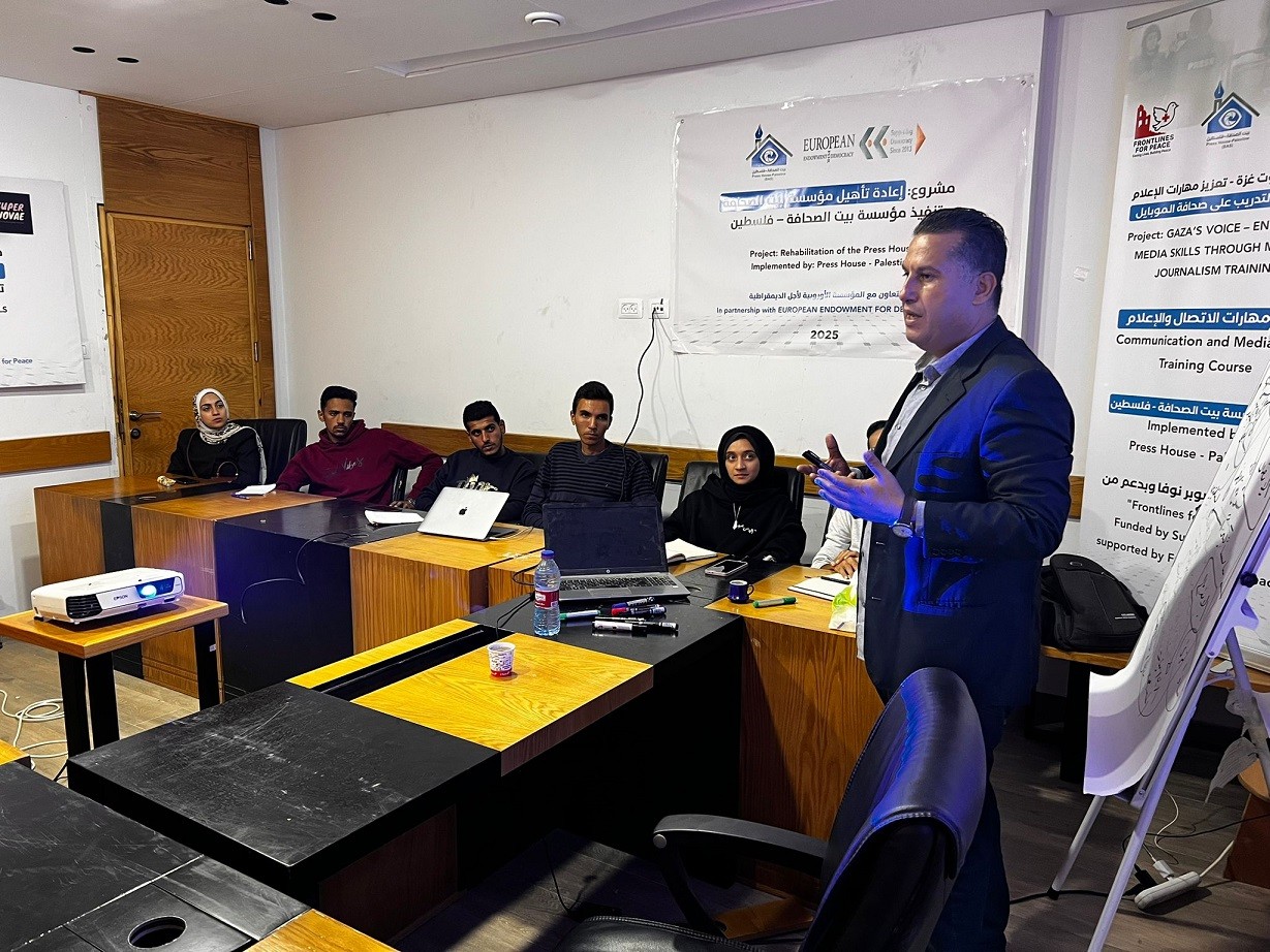 بالصور: بيت الصحافة وسوبر نوفا يفتتحان برنامج صوت غزة