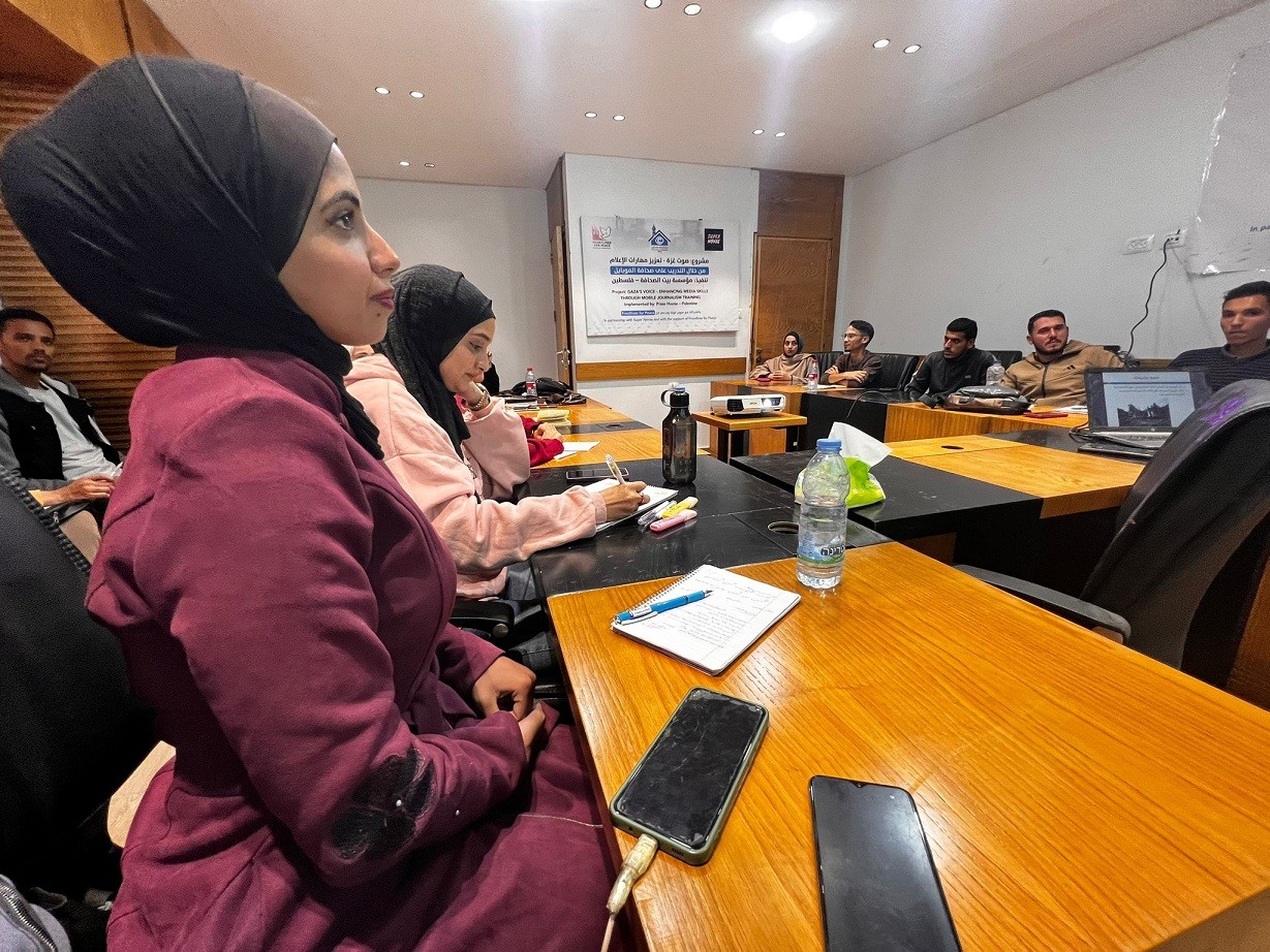 بالصور: بيت الصحافة وسوبر نوفا يفتتحان برنامج صوت غزة