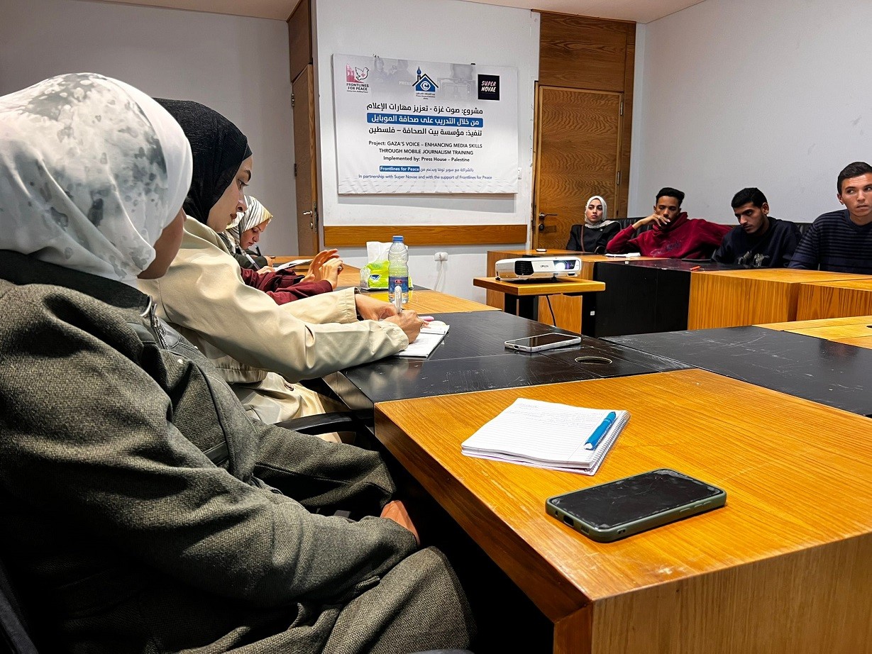 بالصور: بيت الصحافة وسوبر نوفا يفتتحان برنامج صوت غزة