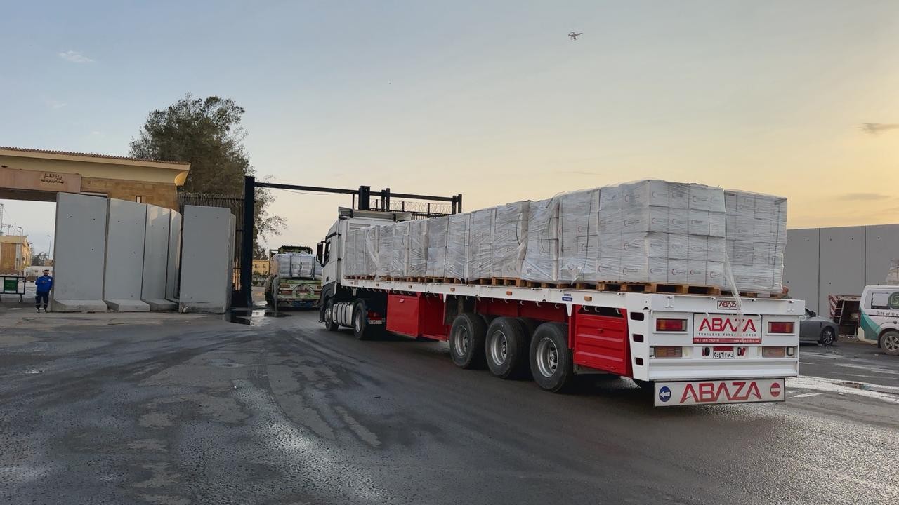 بالصور: الهلال الأحمر المصري يدفع اليوم بأكثر من 12 ألف طن مساعدات إلى غزة