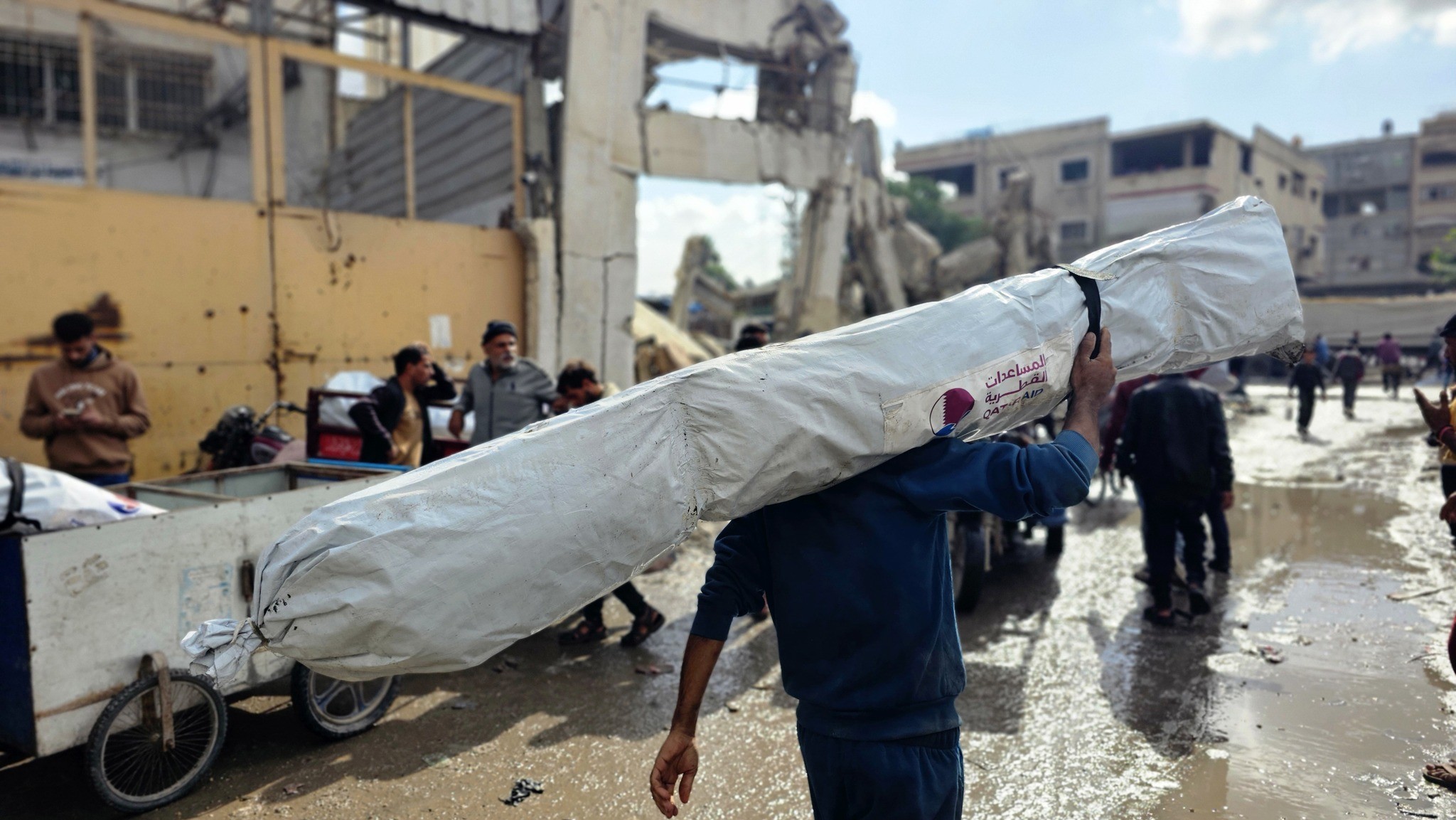 بالصور: قطر توزع الآلاف من خيام الإيواء على الأسر المتضررة في غزة