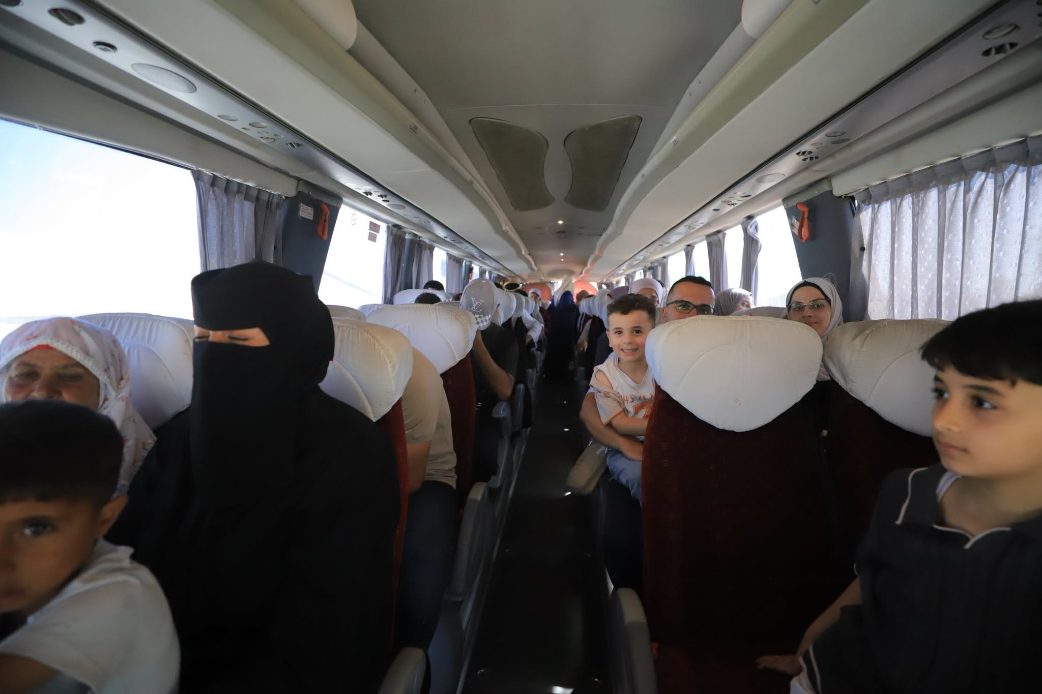 الهلال الأحمر يسهل سفر المرضى عبر معبر رفح (10).jfif