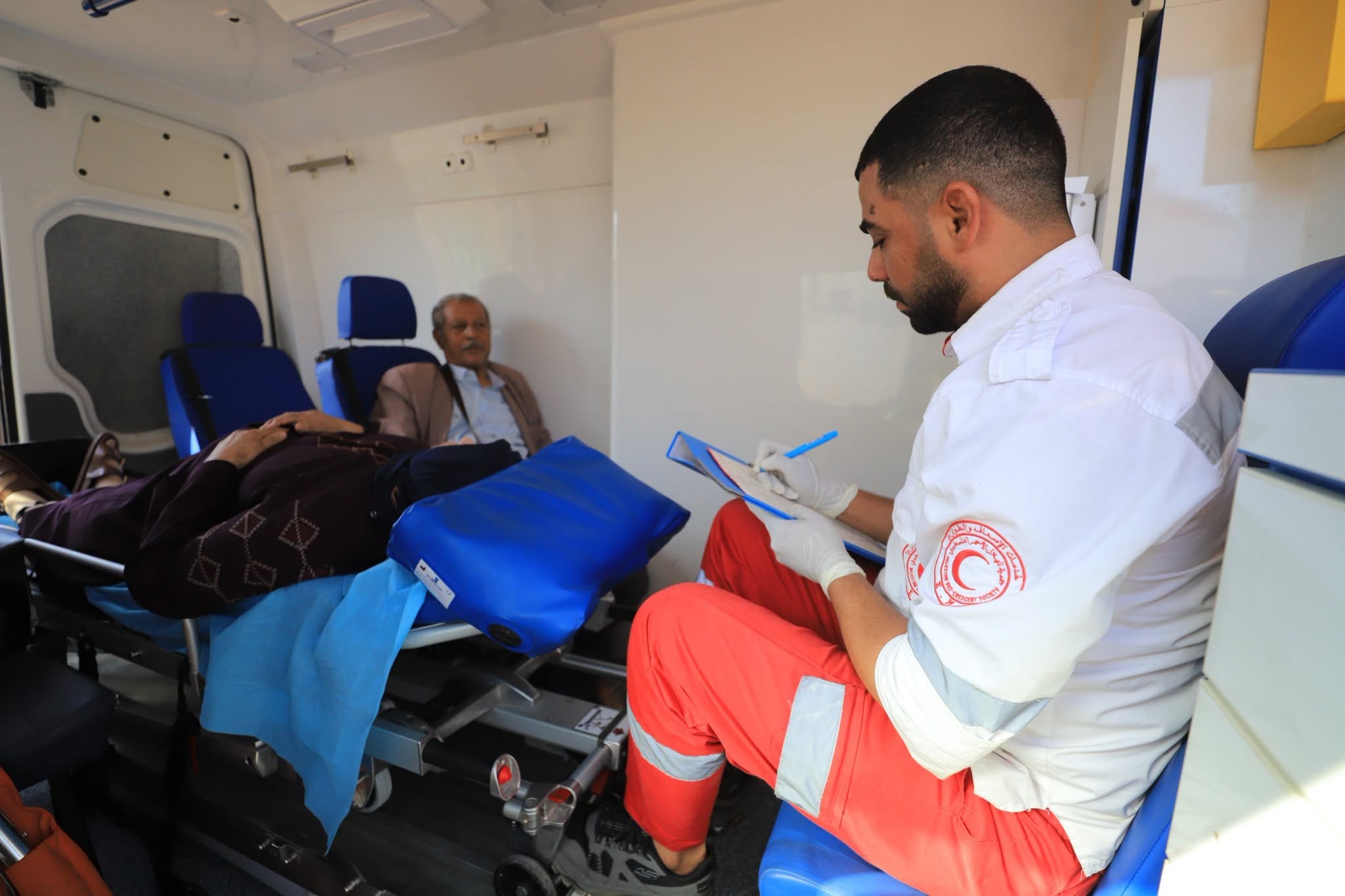 الهلال الأحمر يسهل سفر المرضى عبر معبر رفح (6).jfif