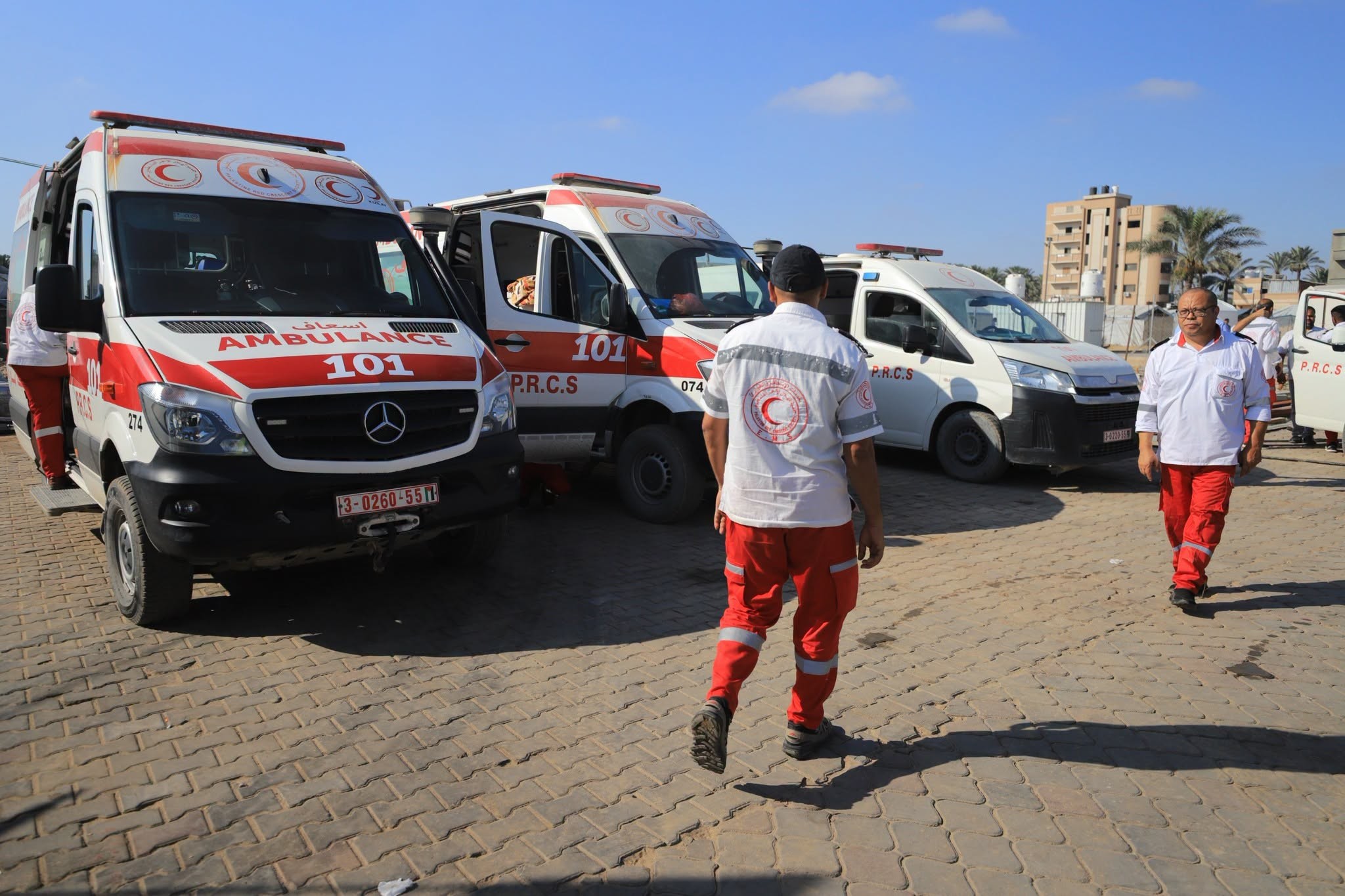 الهلال الأحمر يسهل سفر المرضى عبر معبر رفح (3).jfif