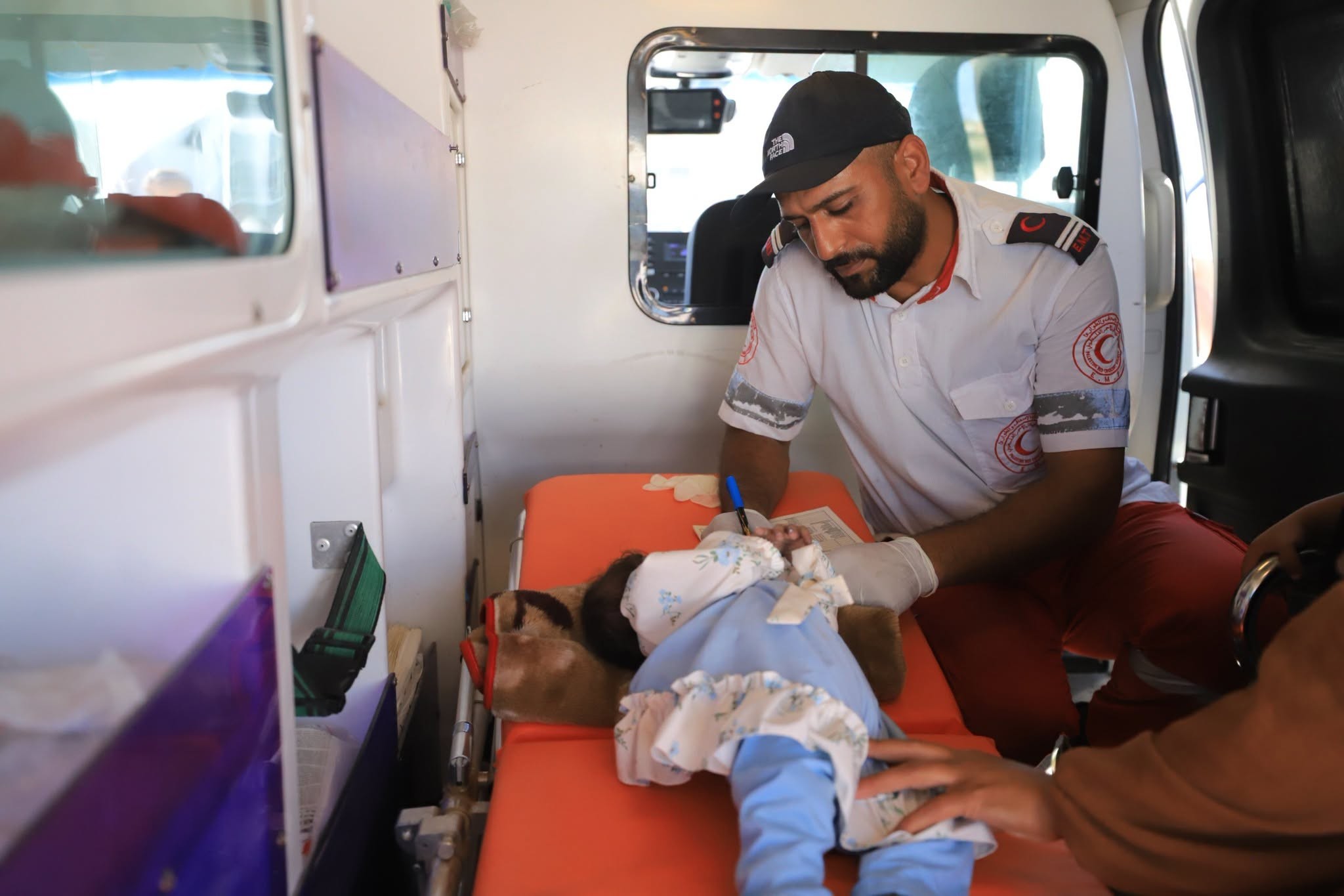 الهلال الأحمر يسهل سفر المرضى عبر معبر رفح (7).jfif