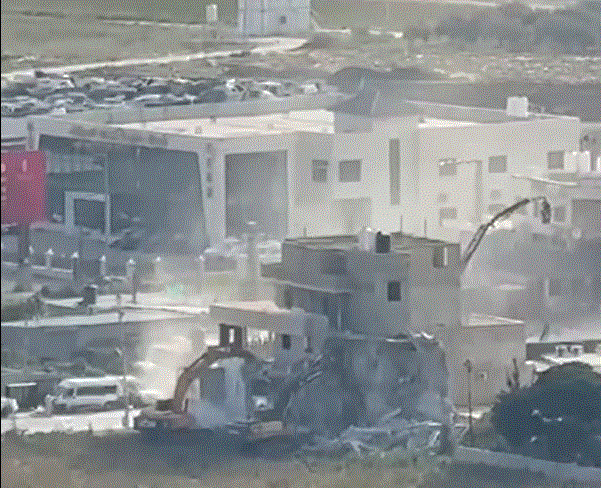 هدم منزل في عرابة.gif