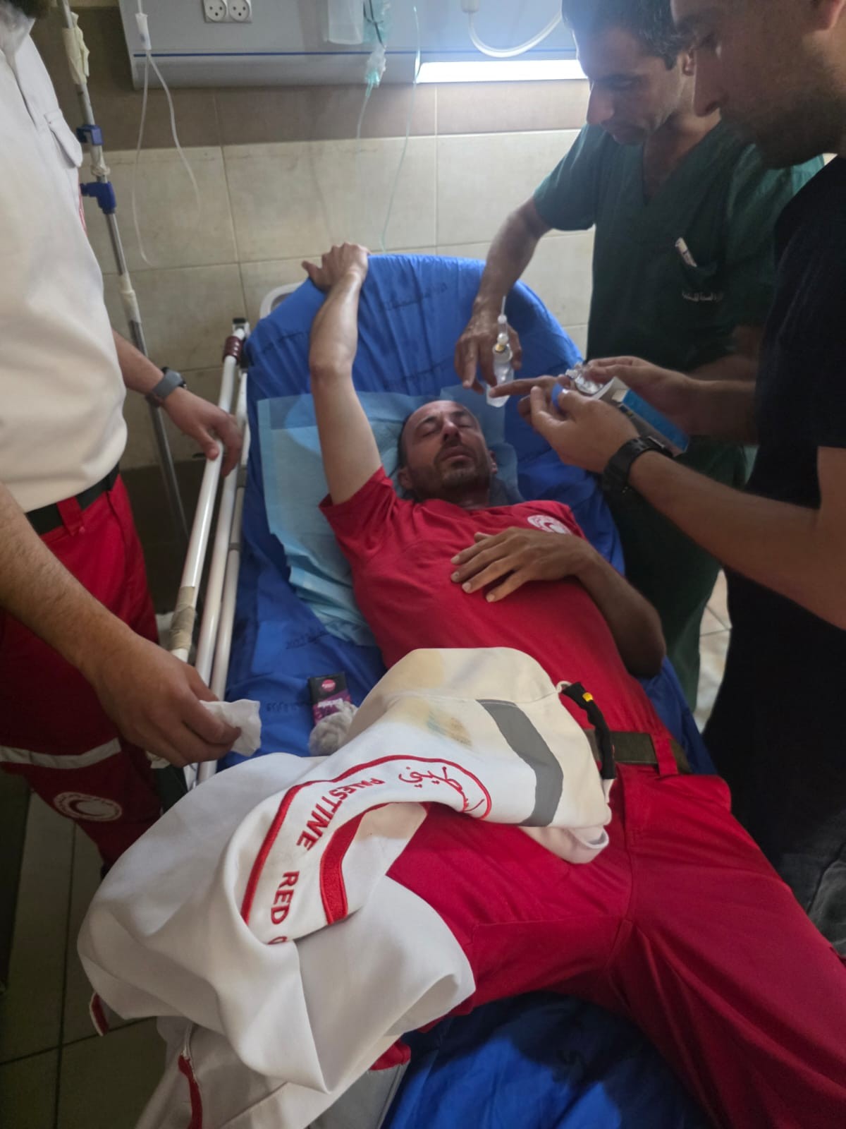المسعف المصاب.jpeg-59143661-28c6-4cbe-963b-cc994c79f066.jpeg