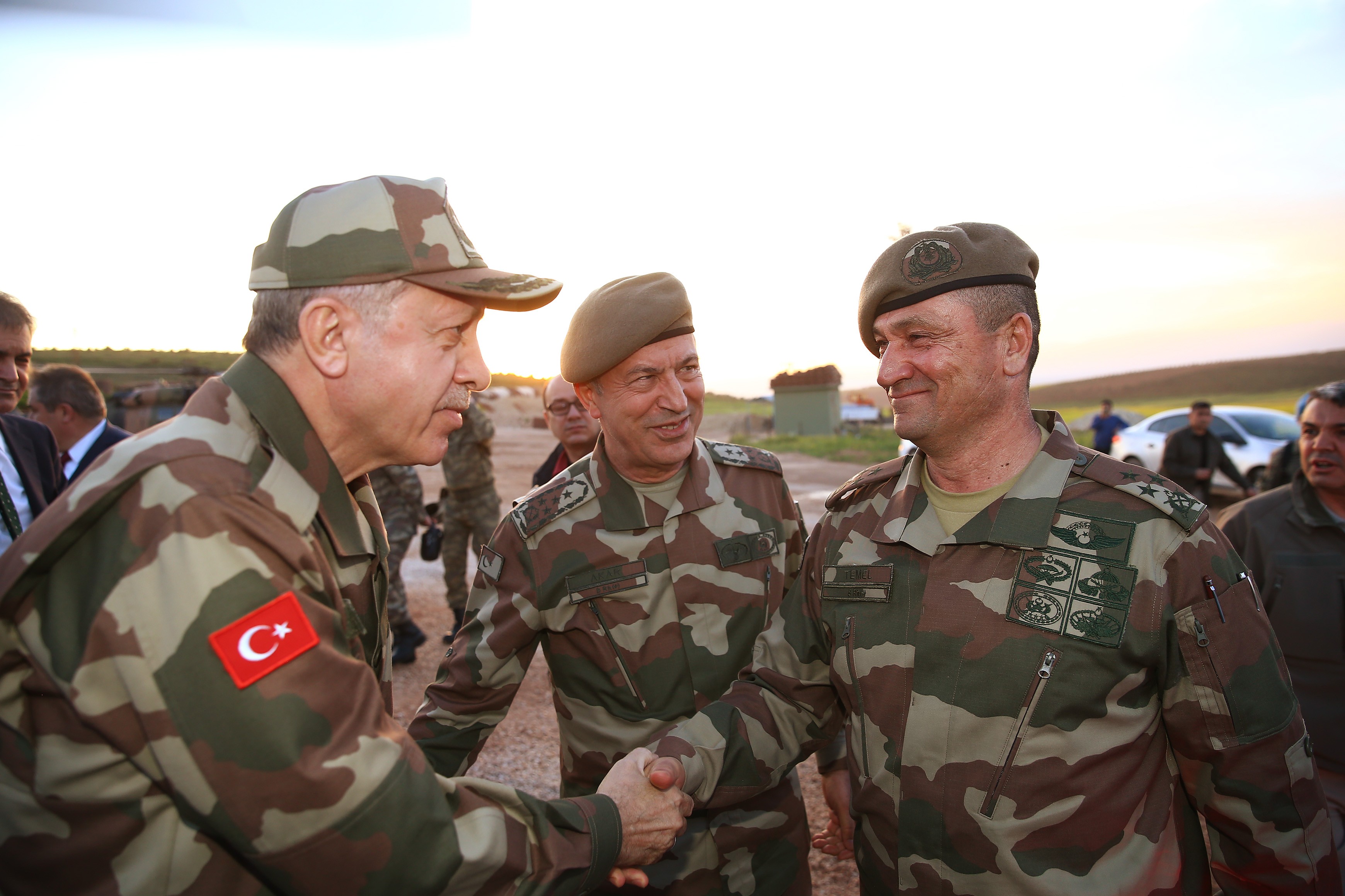 الرئيس التركي رجب طيب أردوغان يرتدي الزي العسكري1.jpg