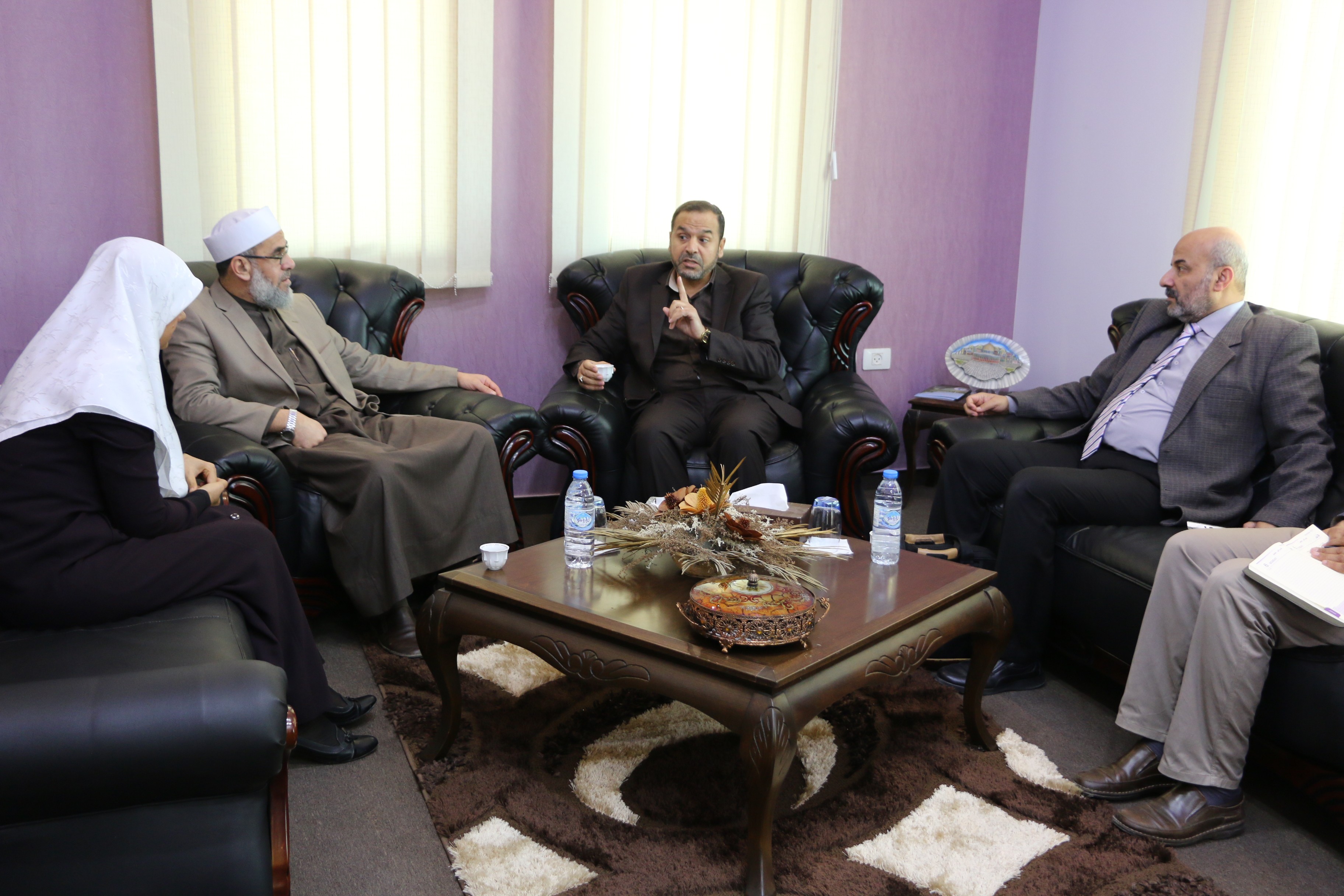 نواب الوسطى يناقشون قضايا المواطنين مع رئيس بلدية الزهراء _(254114830)_ __.JPG