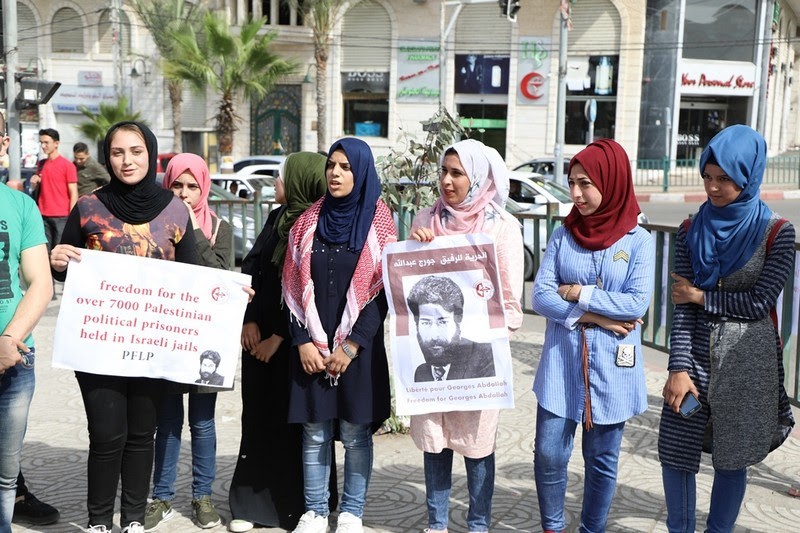 وقفة شبابية وطلابية على مفترق الجامعات بغزة تضامناً مع المناضل جورج عبد الله1.jpg