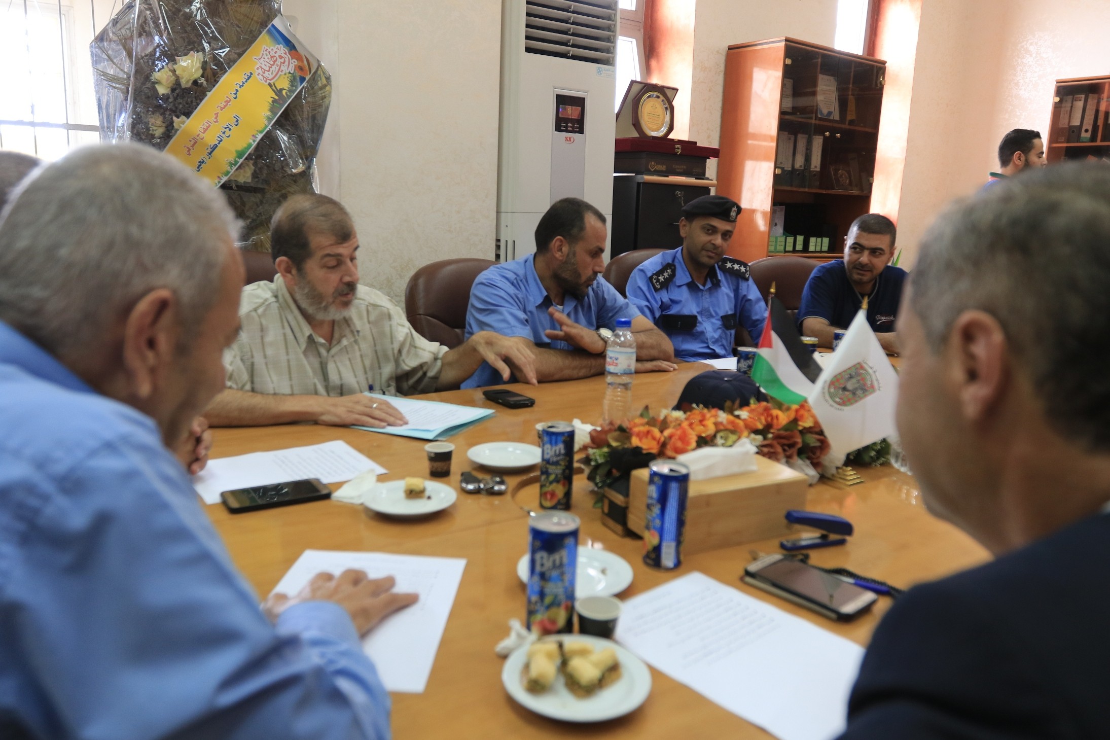 بلدية غزة تعقد لقاء تنسيقي حول تشغيل سوق السيارات المركزي (7).JPG