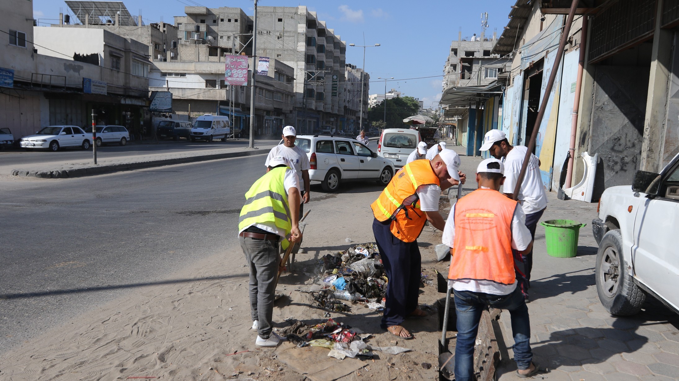 أعمال تعزيل وتنظيف مصارف مياه الأمطار في شارع صلاح الدين (12).JPG