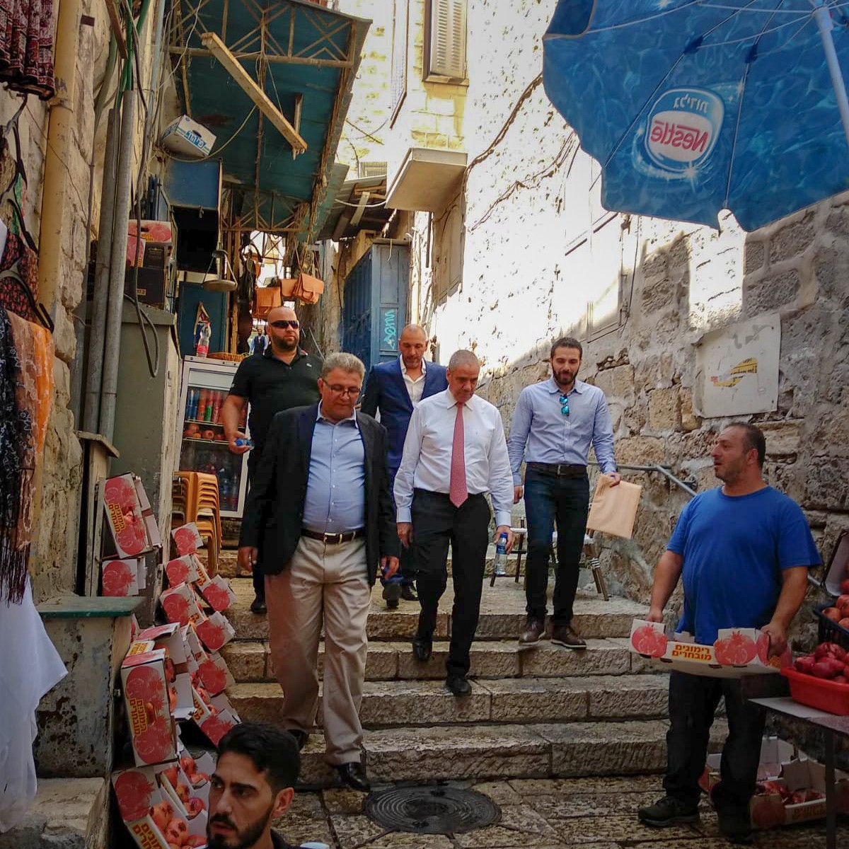 رئيس جامعة القدس أبو كشك وممثل الاتحاد الأوروبي يتفقدا بركة البطرك بالبلدة القديمة في مدينة القدس.jpg