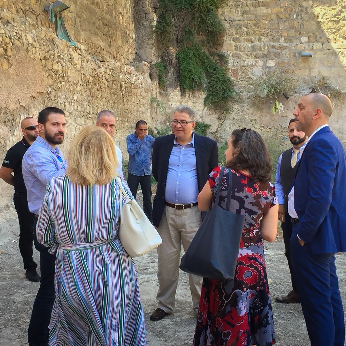 رئيس جامعة القدس أبو كشك وممثل الاتحاد الأوروبي يتفقدا بركة البطرك بالبلدة القديمة في مدينة القدس2.jpg