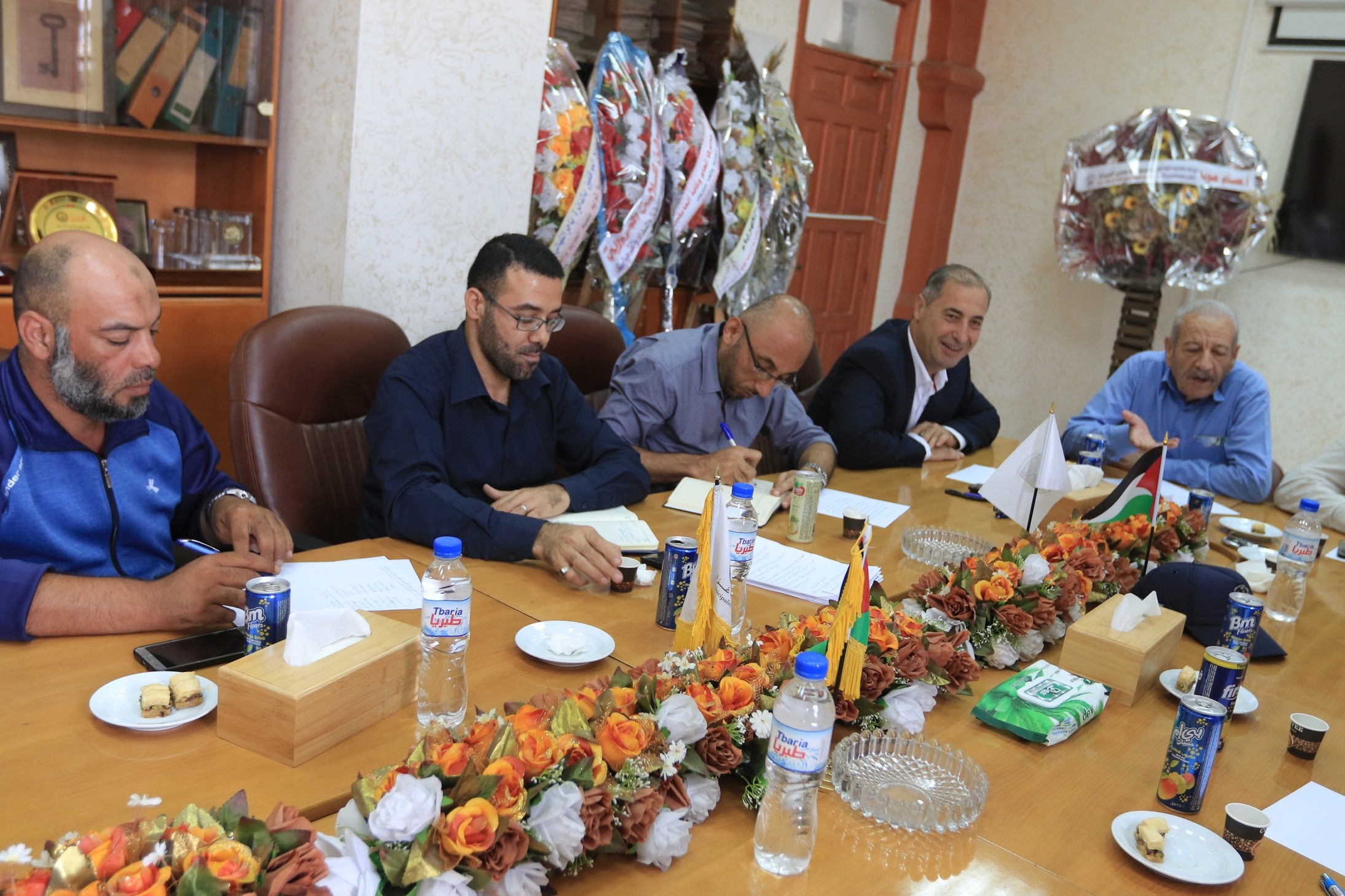بلدية غزة تعقد لقاء تنسيقي حول تشغيل سوق السيارات المركزي (4).JPG