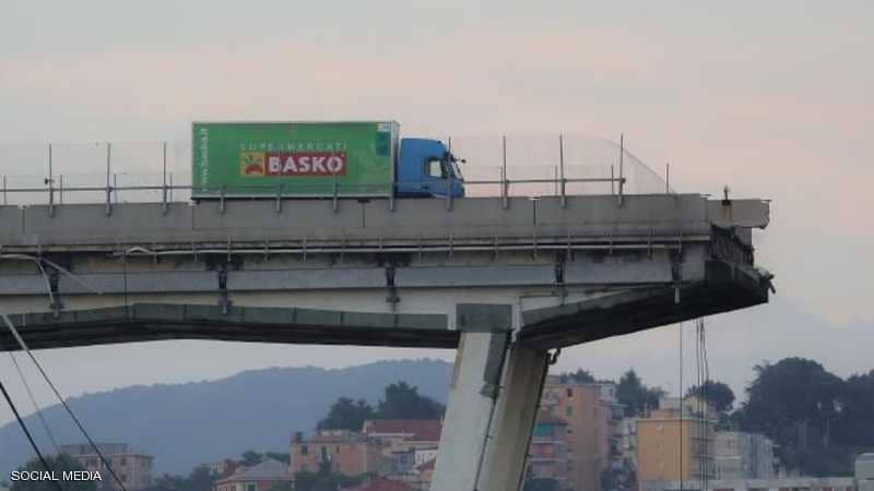 صورة سائق شاحنة بعد حادث انهيار جسر في مدينة جنوى الإيطالية.jpg