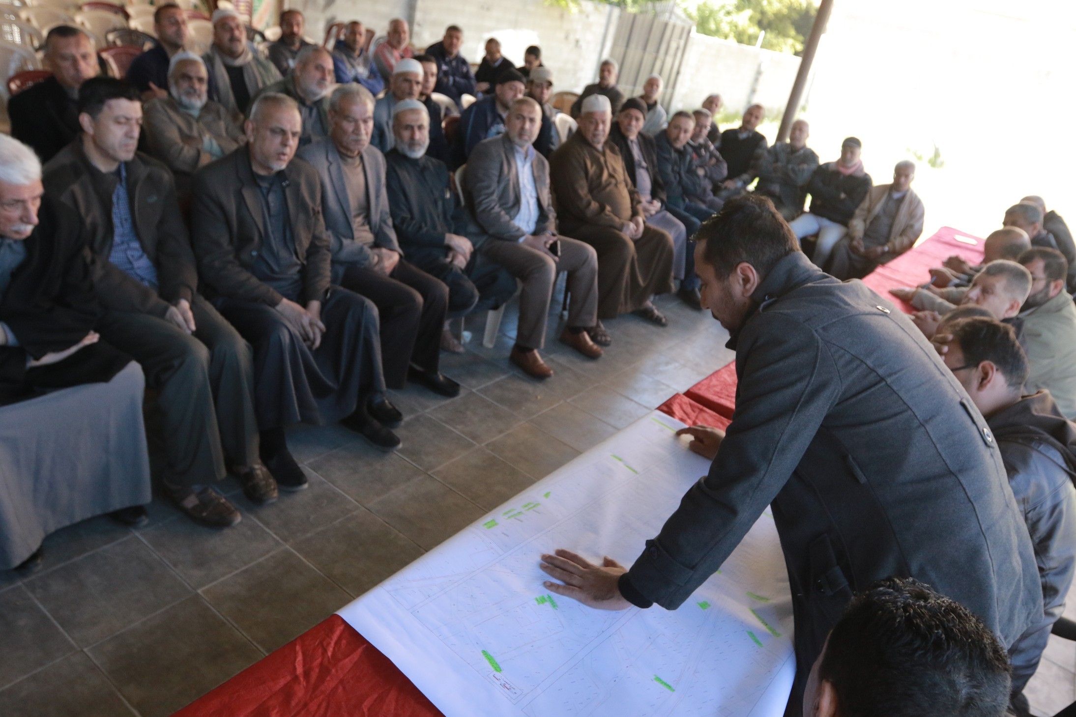 بلدية غزة تناقش مع أهالي الشجاعية مشروع إعادة تأهيل شارع المنصورة  (33).JPG