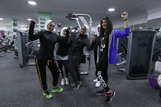 49481-تدريب-فتيات-السعودية-على-رفع-الأثقال--(6).jpg