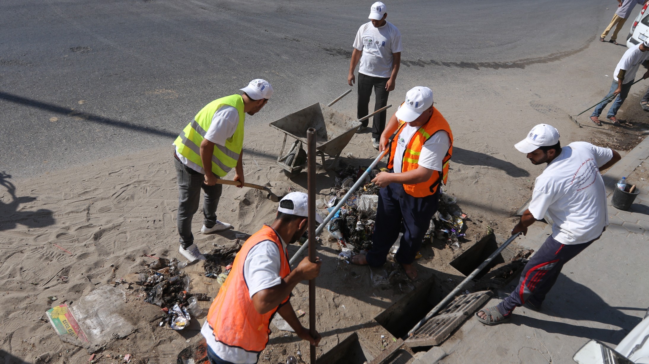 أعمال تعزيل وتنظيف مصارف مياه الأمطار في شارع صلاح الدين (13).JPG
