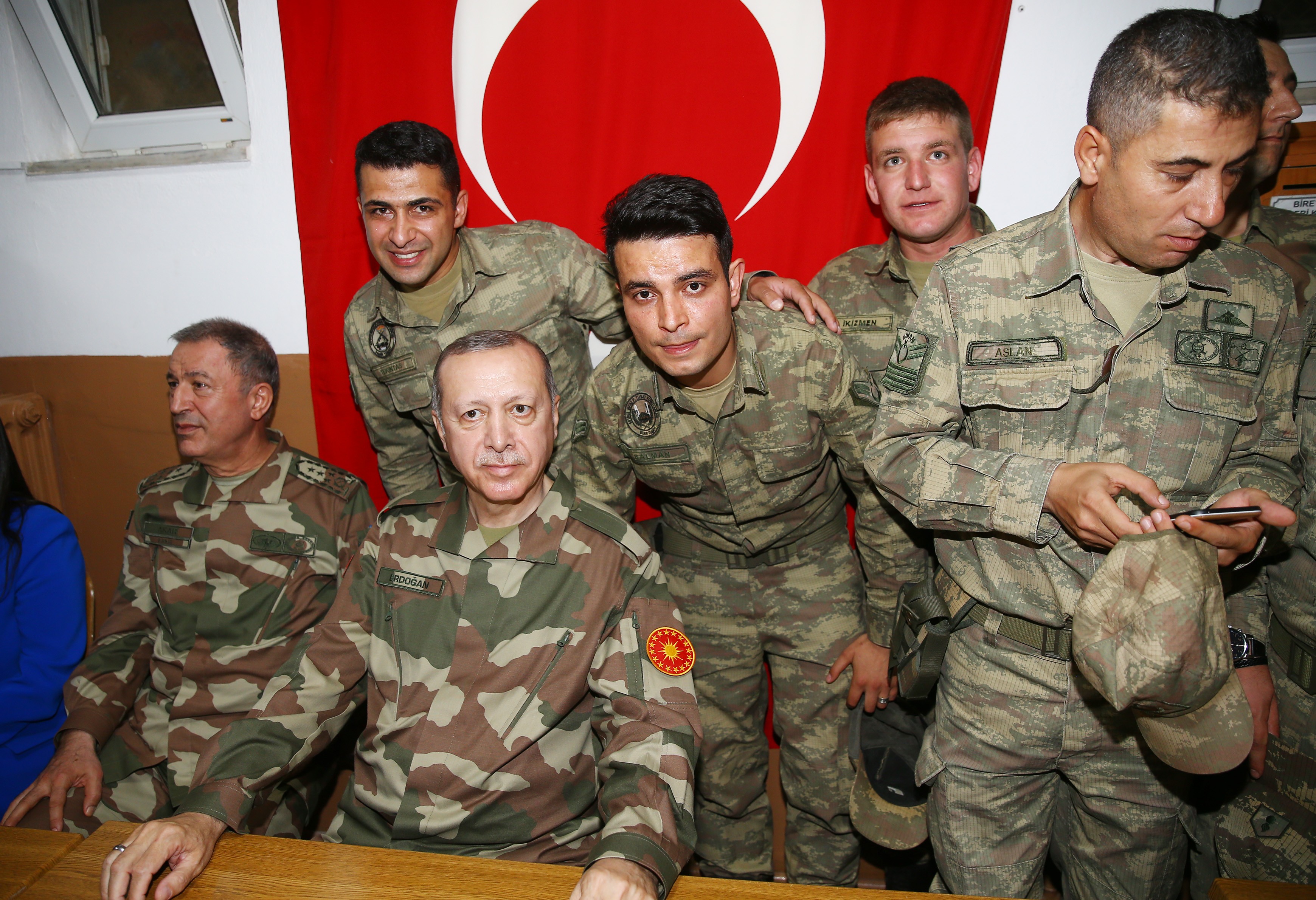 الرئيس التركي رجب طيب أردوغان يرتدي الزي العسكري5.jpg