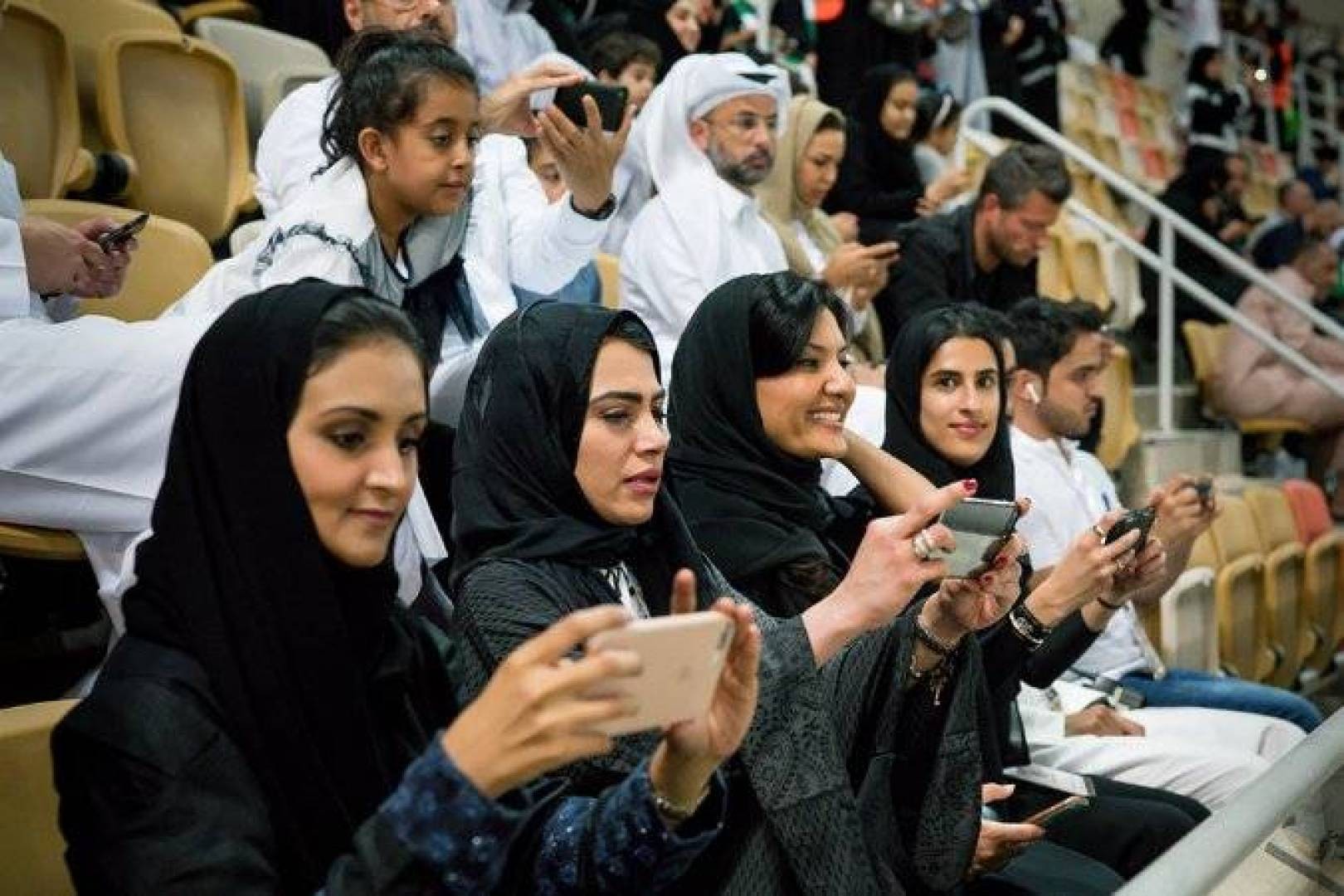 السعودية تكشف عن أعداد الذكور والإناث في المملكة 