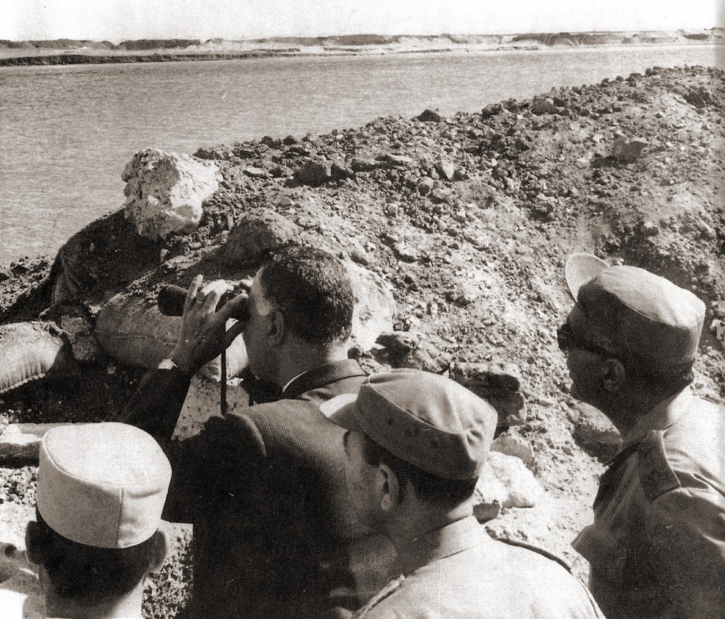 President_Nasser's_visit_to_the_Suez_front_with_Egypt's_top_military_commanders_during_the_War_of_Attrition.jpg