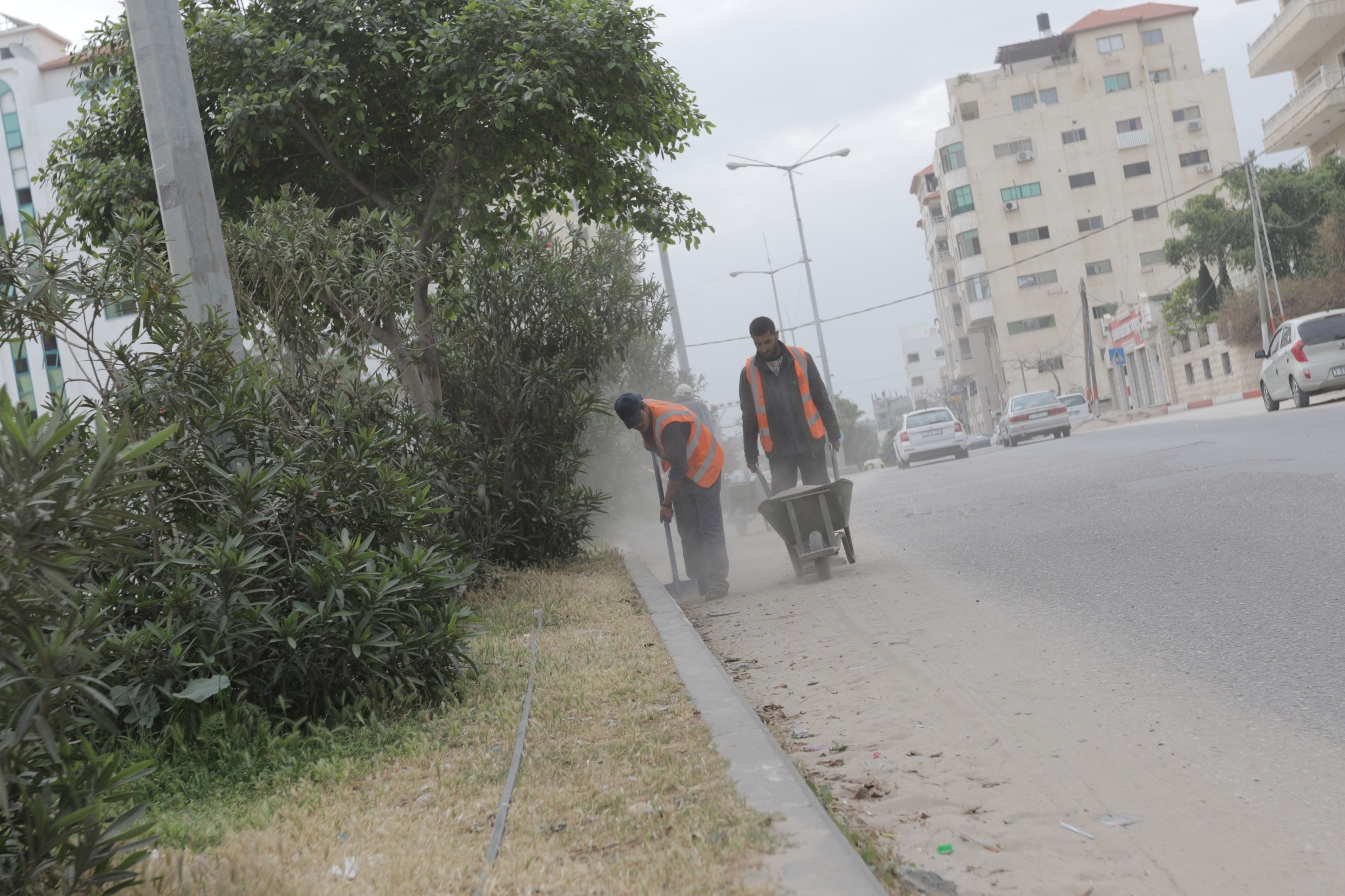 حملة نظافة تطوعية في شارعين القدس وبيروت (9).JPG