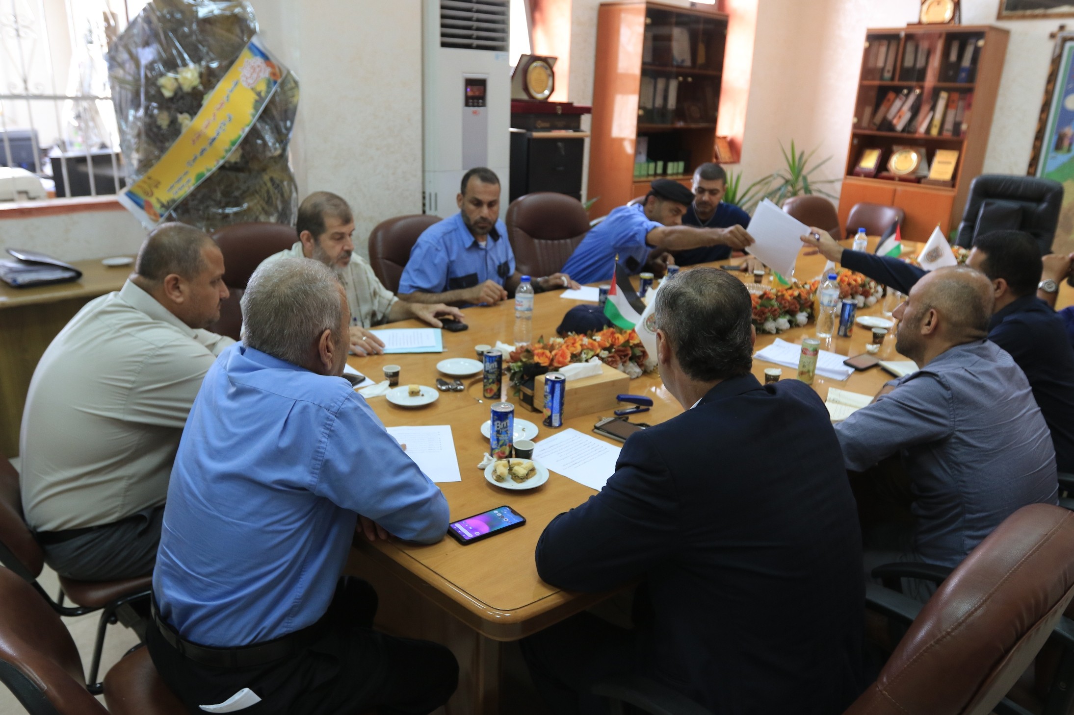 بلدية غزة تعقد لقاء تنسيقي حول تشغيل سوق السيارات المركزي (2).JPG