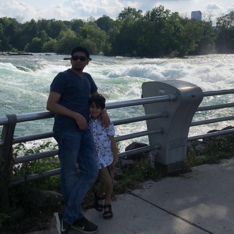 قاسم عداوي مع احد ابنائه.jpg