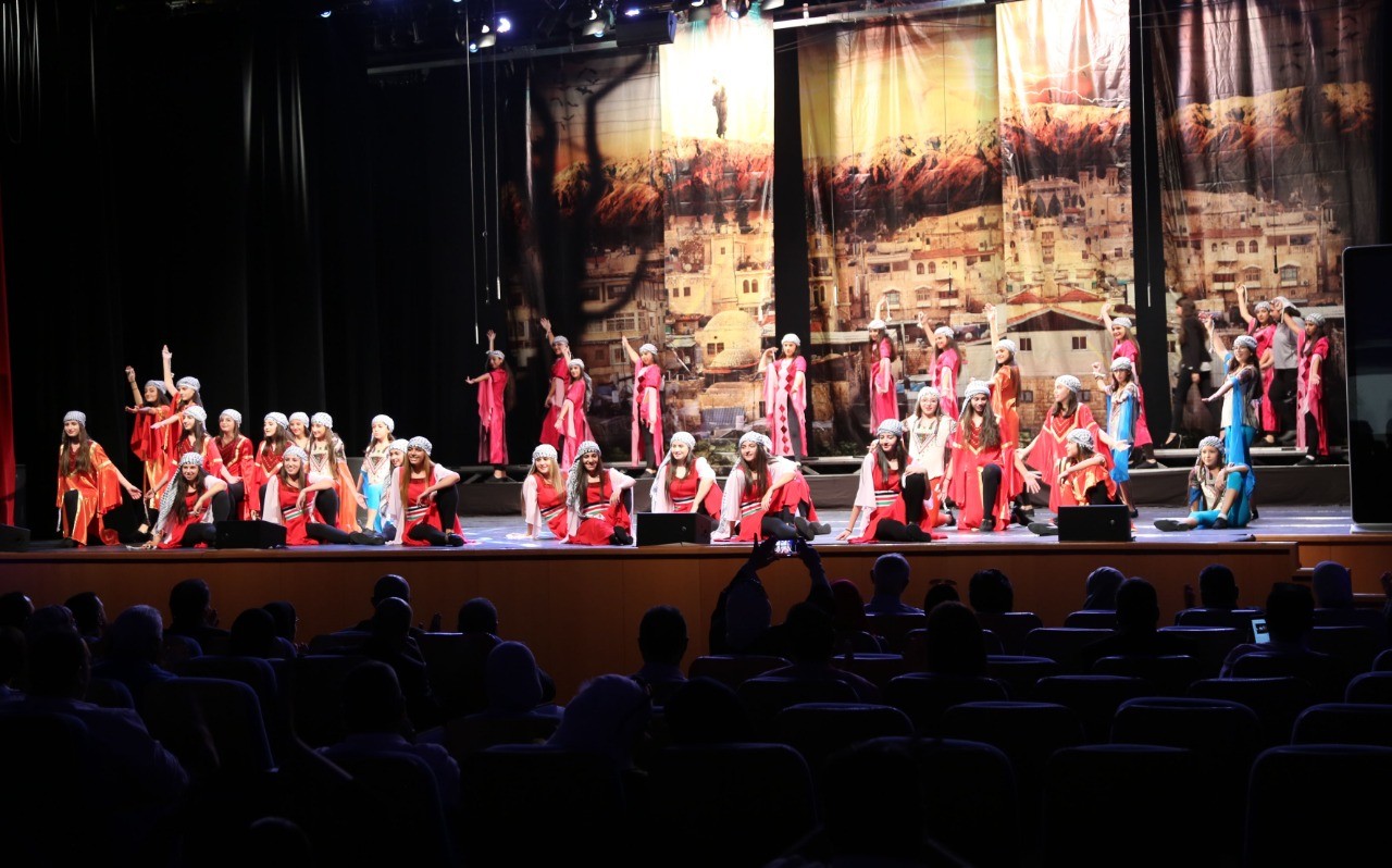 التربية تحتفي بإبداع طالبات مدرسة راهبات الوردية عبر عرض ميراث الريح (8).jpeg