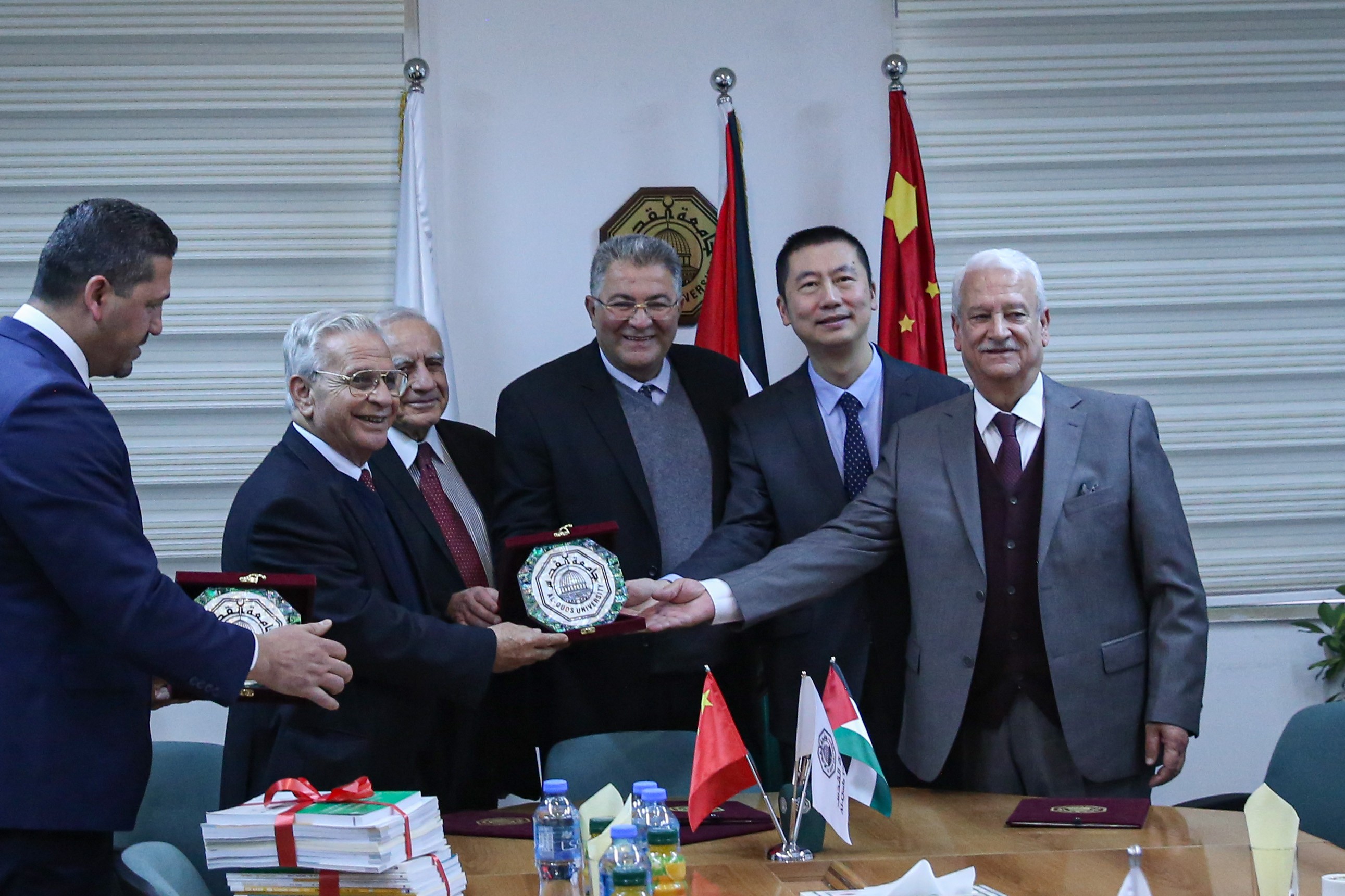 اتفقية بين جامعة القدس والسفير الصيني4.jpg