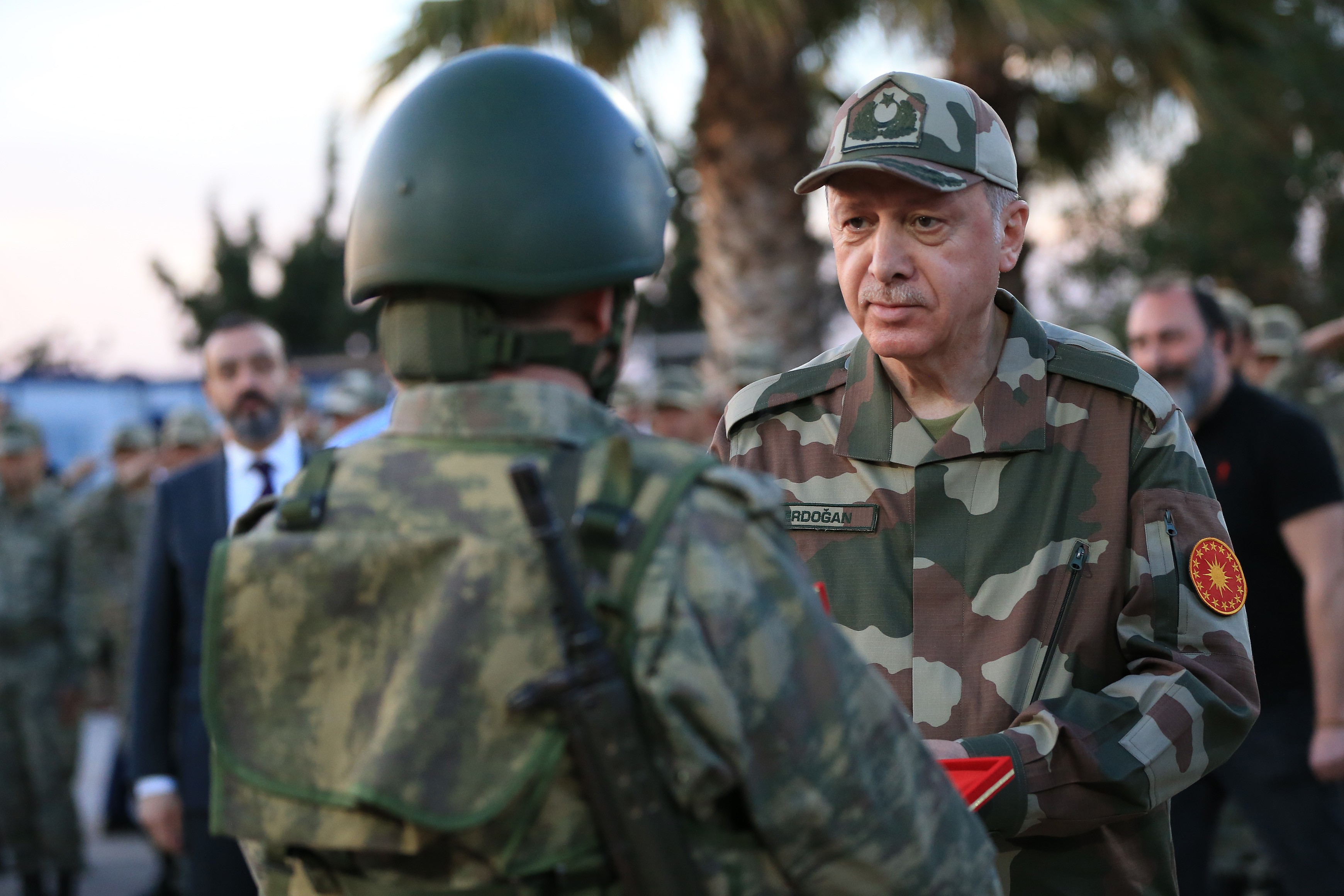 الرئيس التركي رجب طيب أردوغان يرتدي الزي العسكري2.jpg
