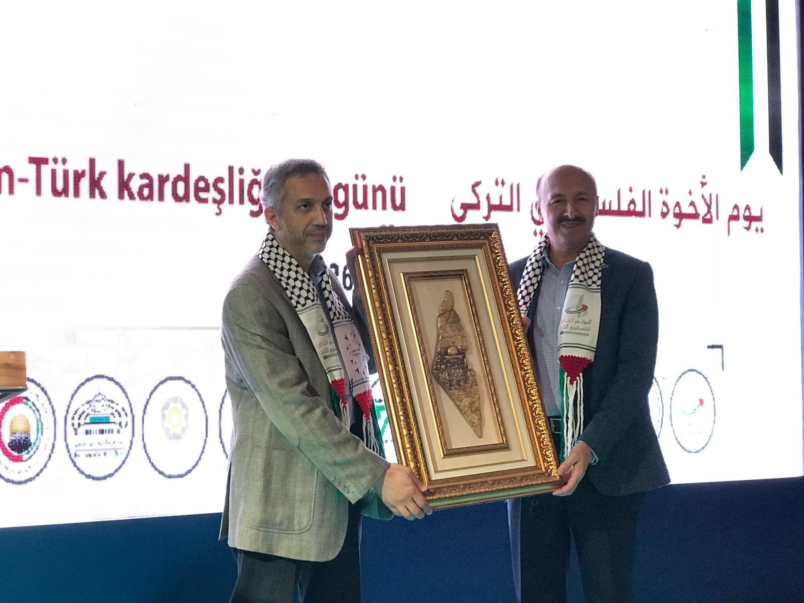 فقرة تكريم رئيس البلدية من قبل أ. محمد الأنصاري.jpg