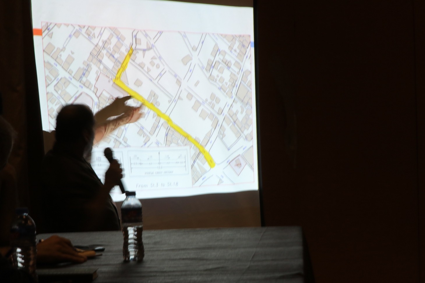 لقاء تشاوري للمساهمة في وضع تصورات لتطوير شارع الشرفا (19).JPG