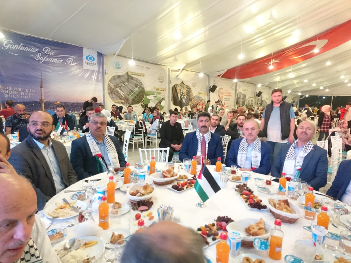 وفد المؤتمر مع رئيس بلدية سلطان غازي  (1).jpg